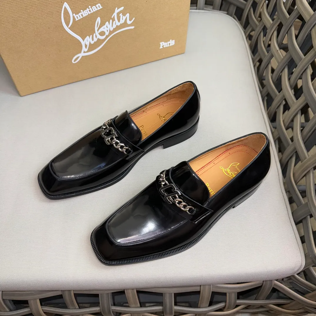 [CL red-soled shoes] Top P: 1020💰 Size 39-44 (⚠️38.45.46 custom-made, non-refundable and non-exchangeable) 🆑High-end men's business formal leather shoes, classic red-soled shoes | Fabric: Original imported first-layer cowhide, iconic rivet decoration | Lining: water-dyed cowhide lining Outsole: red cowhide outsole imported from Italy Brand: Christia*.Loubouti* 🆑 High-end men's business dress shoes | classic red soled shoes | Upper: original imported first layer cowhide iconic rivet decoration | Linning: Water dyed cow skin inner Outsole: red cowhide outsole imported from Italy Size: 39-44 (38.45.46 customized) Brand: Christia*.Loubouti*
